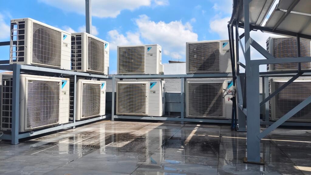 Vệ sinh định kỳ giúp máy lạnh hoạt động trơn tru, giảm thiểu nguy cơ hỏng hóc và kéo dài tuổi thọ của thiết bị.